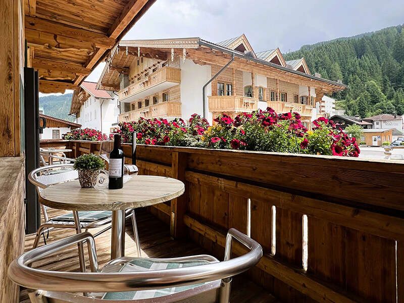 Balkon mit Tisch und 2 Stühlen im Top 2