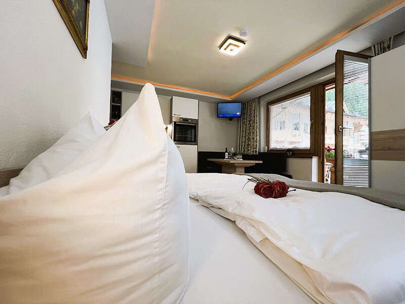 Blick vom Bett zur Balkontür im Top 2