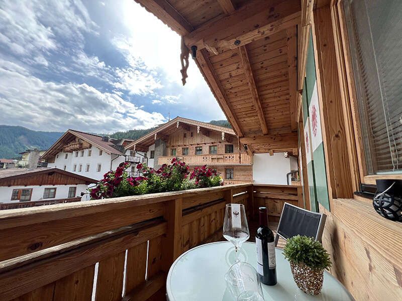 Balkon mit Sitzgelegenheit und Ausblick auf Gerlos 
