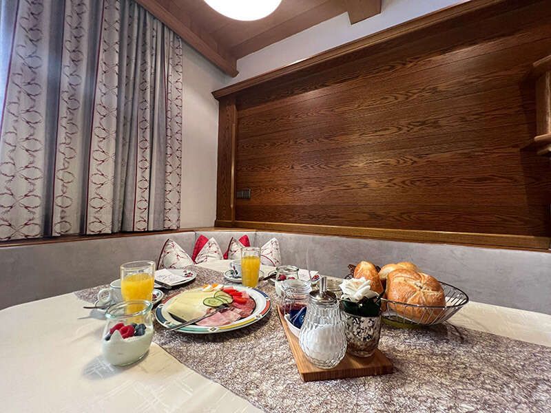 Gedeckter Tisch mit Frühstück im Petererhof