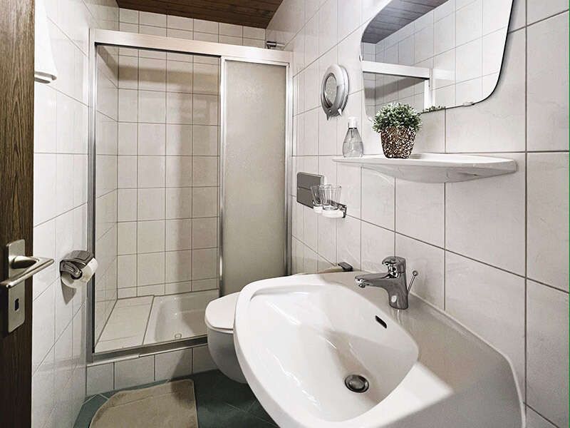 Badezimmer mit Dusche und WC im Studio 2