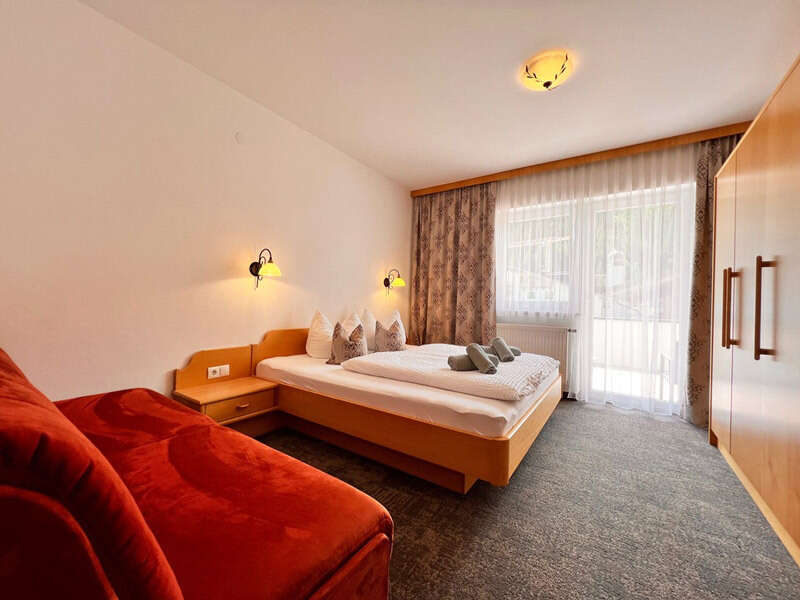 Schlafzimmer mit Doppelbett und Couch Appartement Top 4