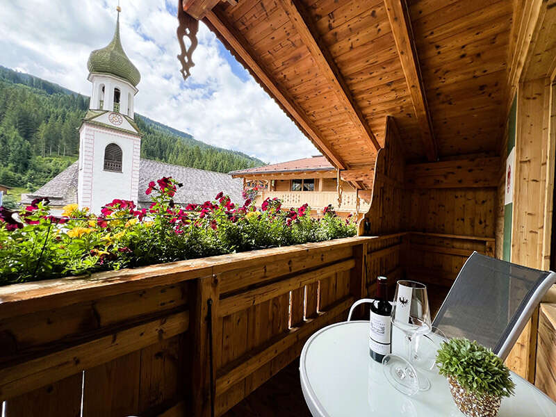 Balkon mit Sitzmöglichkeit im Zimmer 7