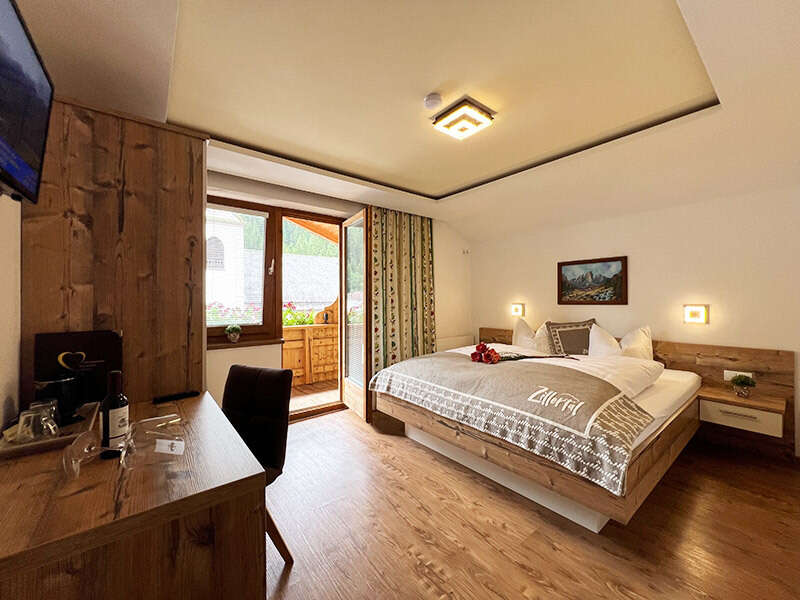 Doppelbett mit Schrank, Schreibtisch und Balkon im Zimmer 7