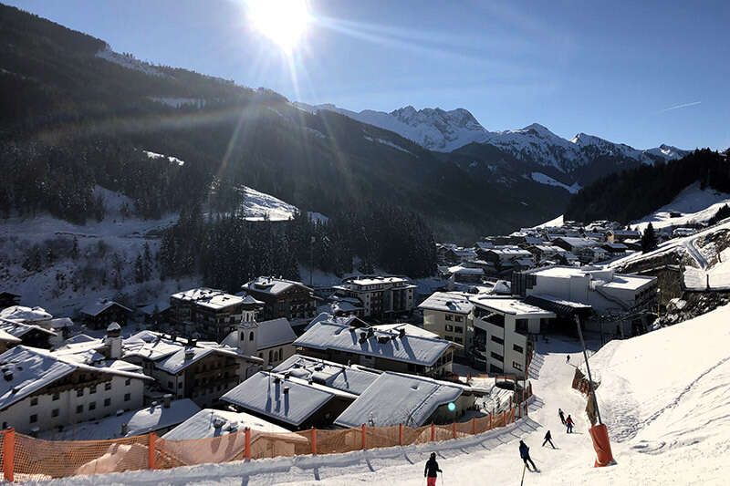 Skiabfahrt hinter unseren Häusern zur Dorfbahn in Gerlos im Winter