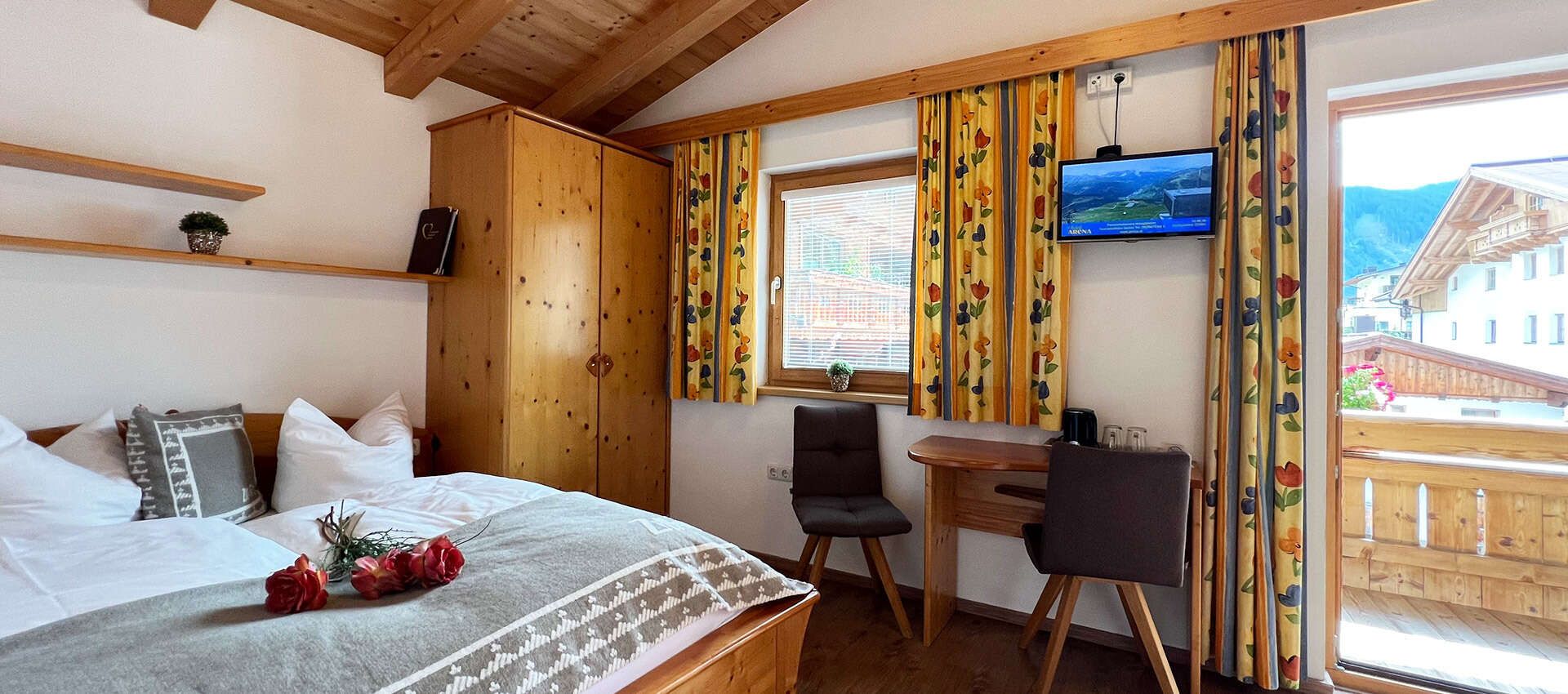 Doppelbettzimmer mit Balkon im Petererhof in Gerlos
