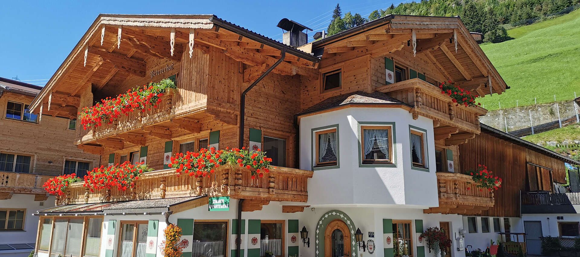 Petererhof Hausansicht schräg von vorne im Sommer