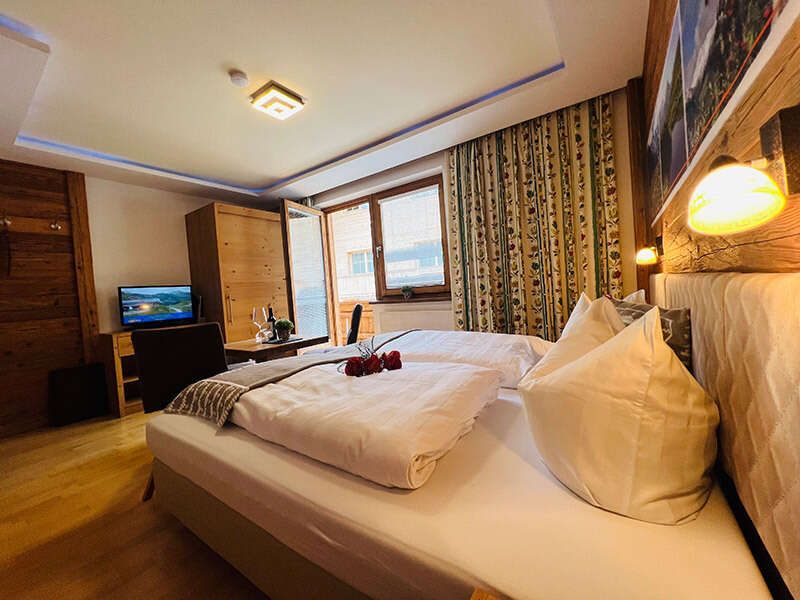 Double bed and TV in room 3
