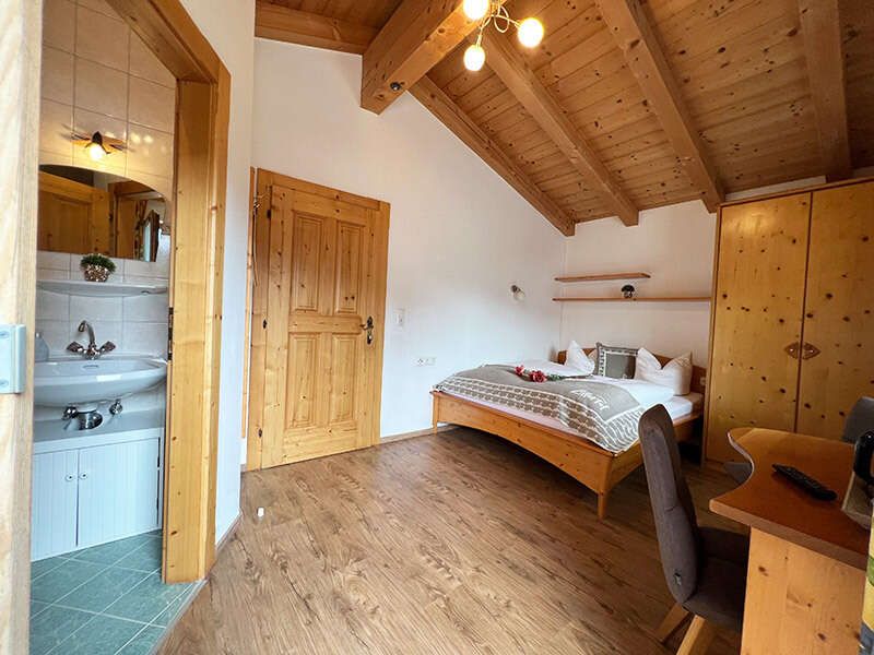 Double room No. 5 with bathroom and seating area in the Petererhof